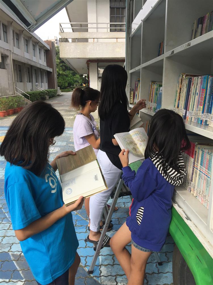 1小孩們沉浸在書香世界