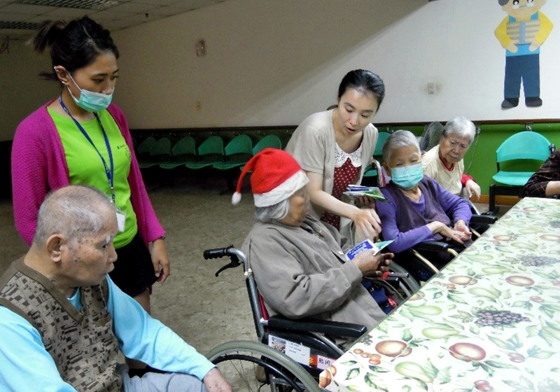 營養師幫助長者透過適當的日常飲食組合維持或促進健康