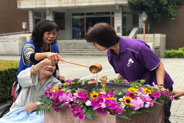 志工帶領院民參與浴佛節活動 志工帶領院民參與浴佛節活動