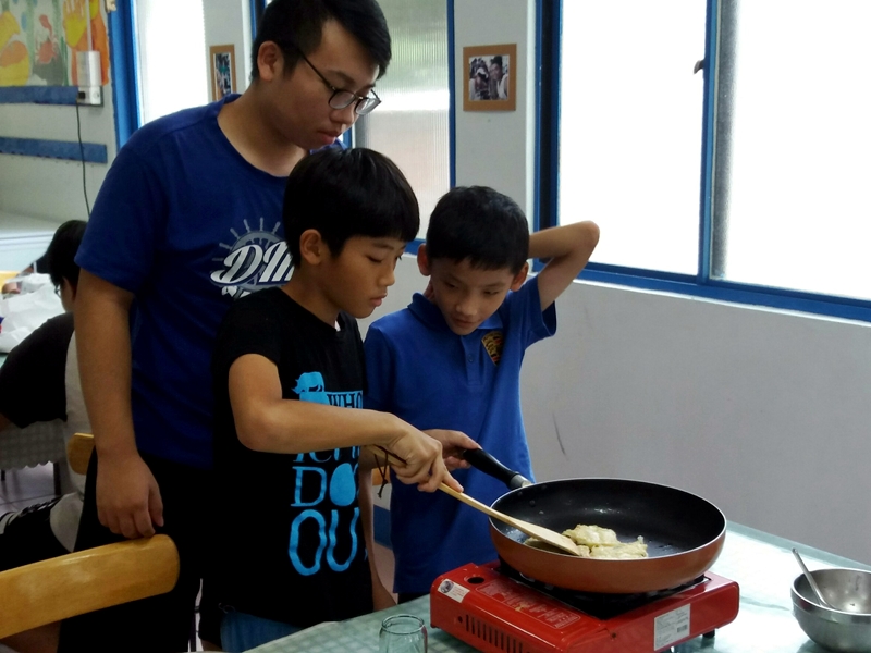 院生製作海鮮煎餅 院生製作海鮮煎餅